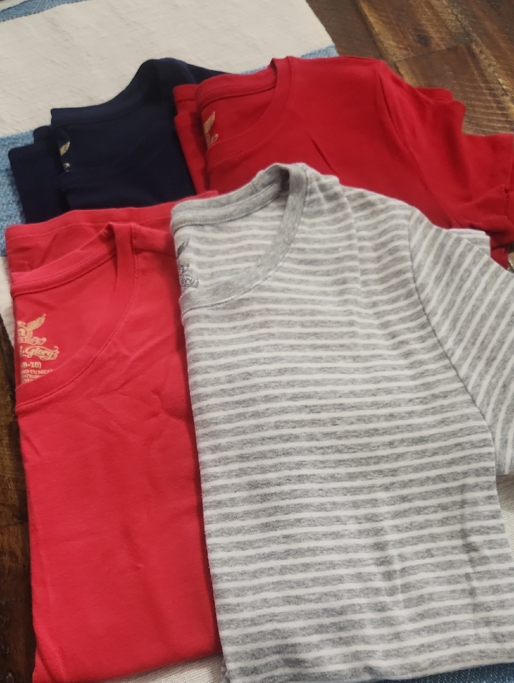 4 Medium womens t-shirts